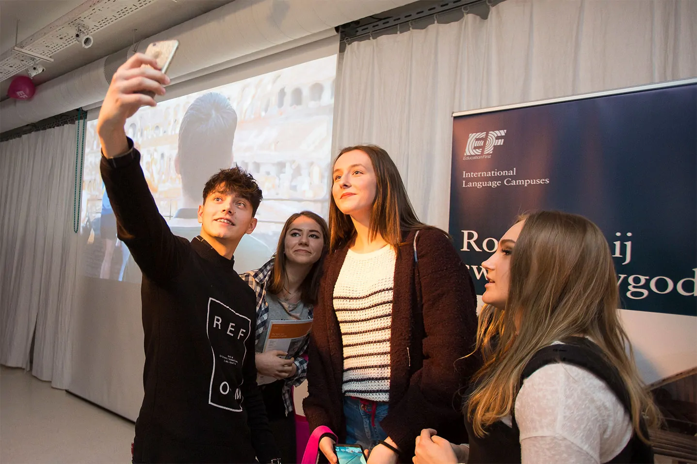 Youtuber Janek Dąbrowski robi selfie z uczestniczkami eventu wzmacniającego kreowanie wizerunku marki 