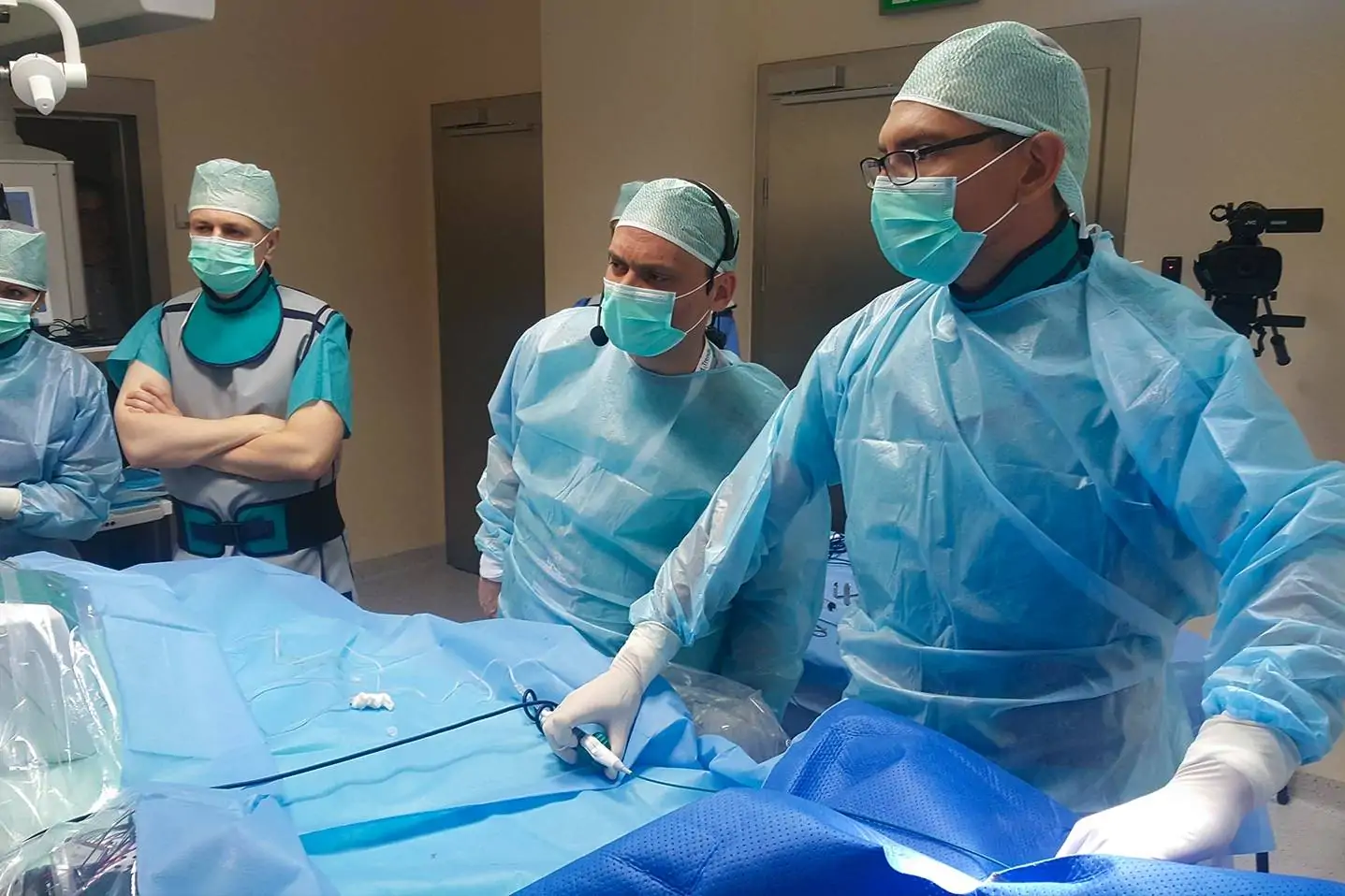 Grupa lekarzy w sali operacyjnej